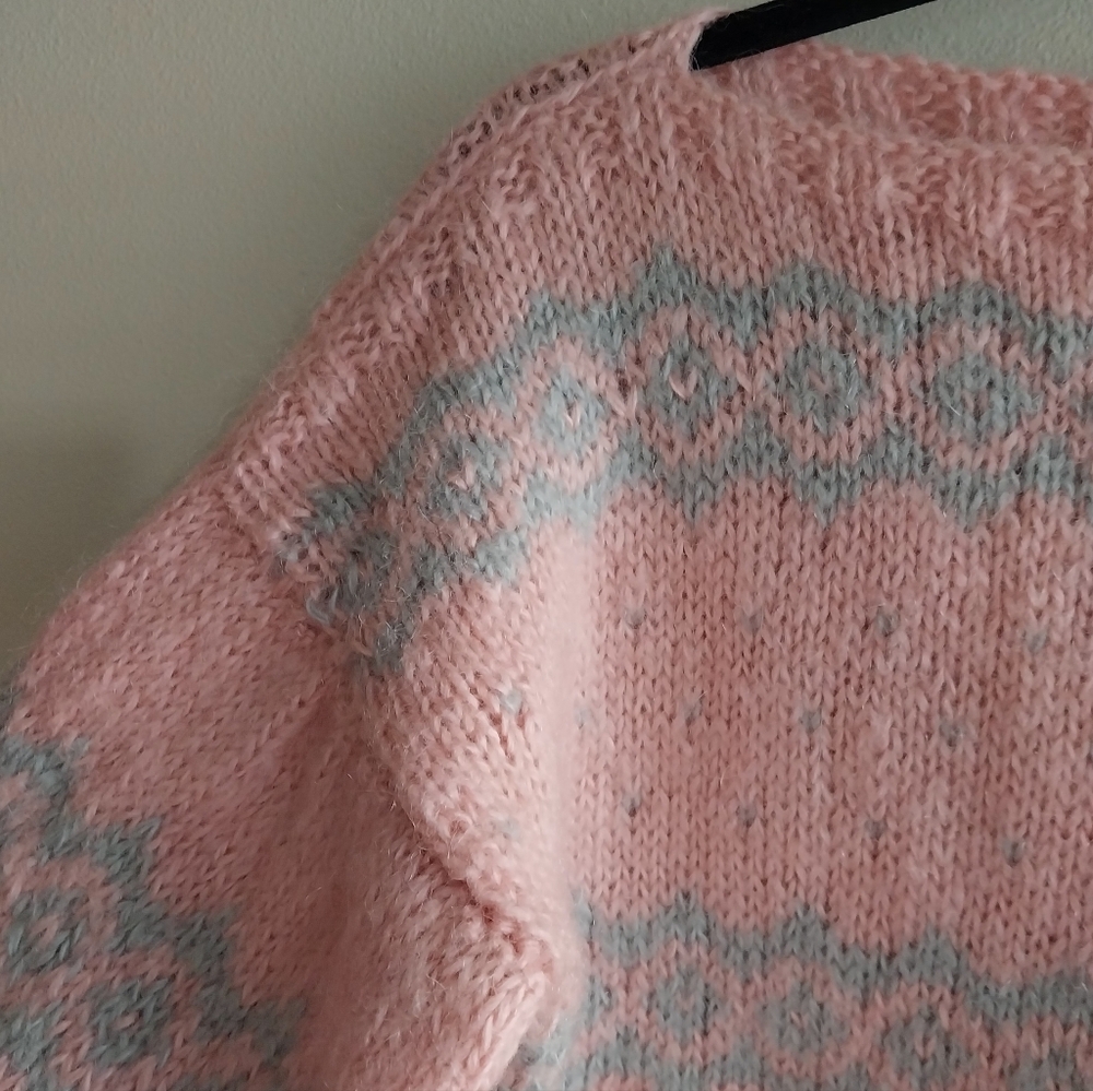 Vintage Hand Knit Lambswool Pink & Gray Fair Isle Boat Neck Long Sleeve Sweater - Picture 3 of 6